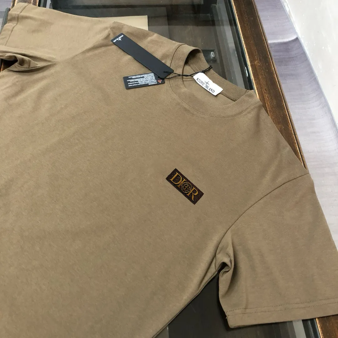 P150 A⭐️Stone Island Latest Couple Style Round Neck Short Sleeve Couple T-shirt ~ Spring and Summer New Product High Quality 🔥🔥Customized Unique Compass Logo Embroidery Logo Embellishment ~ Fashionable and Versatile Trendy Style Customized Imported Fabrics! Comfortable to wear, breathable, fashionable without losing personality, the upper body is casual and casual, handsome and stylish, showing the temperament of a big brand. All three standards are complete! ! Color: Black White Dark Gray Brown Size: SMLXLXXL